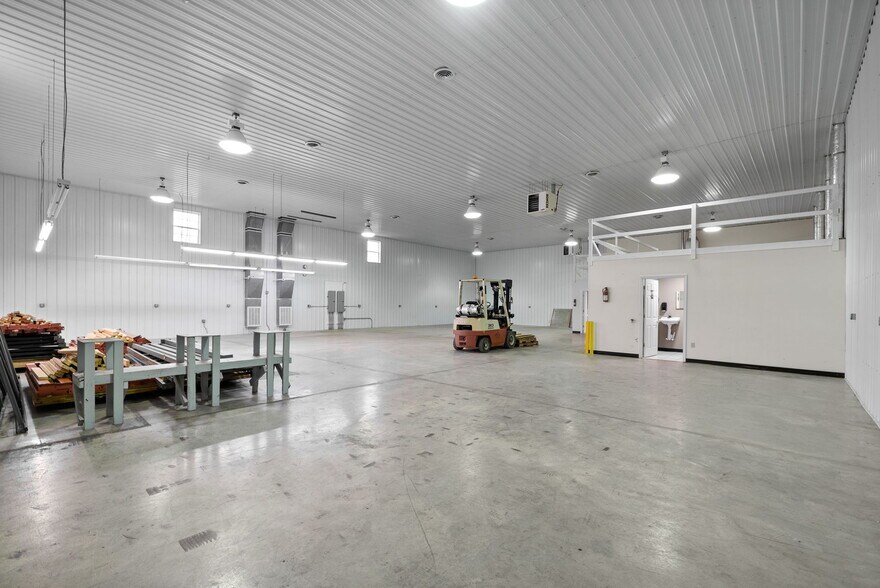 More Photos Of 1799 Alpine Dr, Clarksville Warehouse For Lease