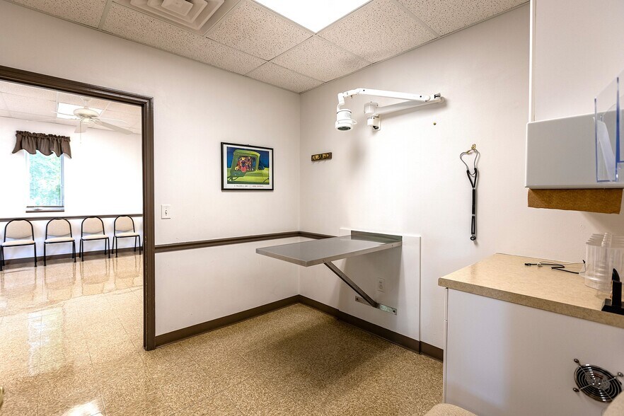 More Photos Of 14605 Velp Ave, Suamico Veterinarian Kennel For Sale