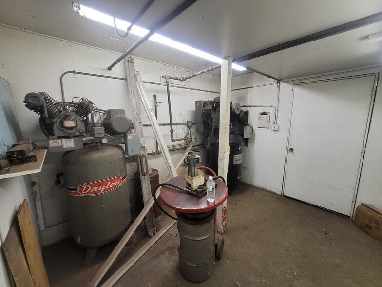 More Photos Of 9947 Express Dr, Highland Warehouse For Lease