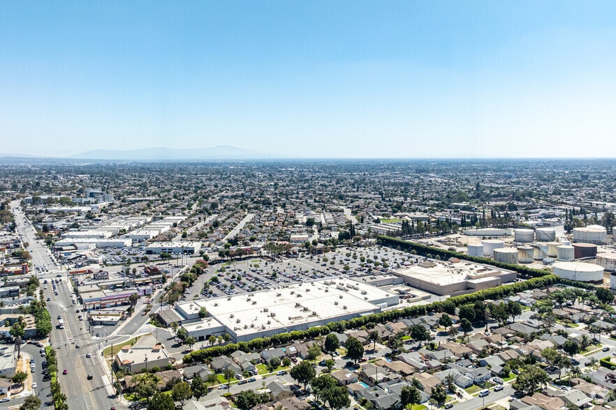 More Photos Of 14525 Lakewood Blvd, Paramount Storefront Retail Office For Sale