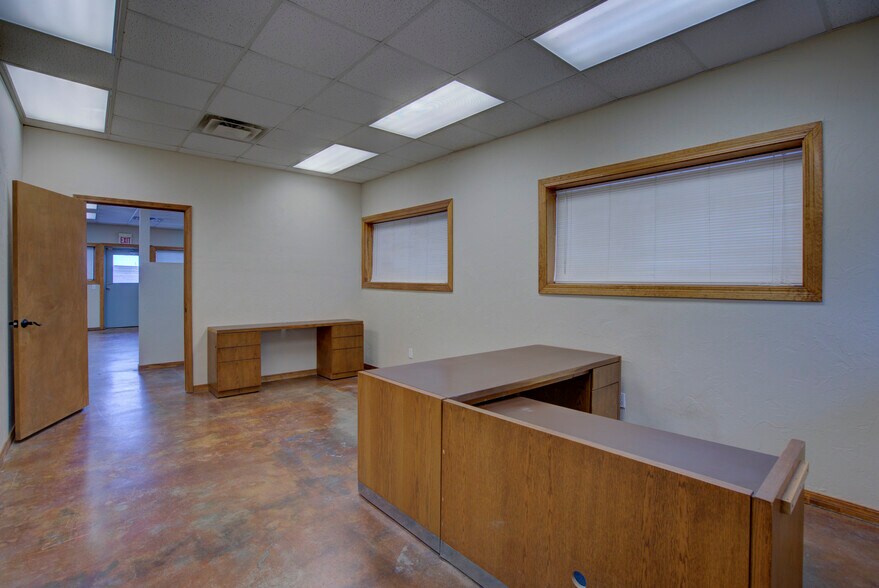 More Photos Of 2830 NW 32nd St, Newcastle Office For Sale