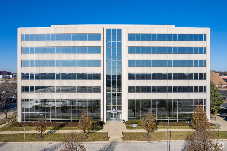 More Photos Of 1933 N Meacham Rd, Schaumburg Office For Lease