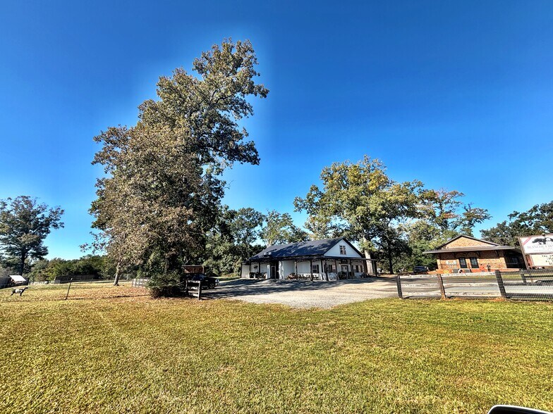 More Photos Of 5959 US-41, Bolingbroke General Retail For Sale