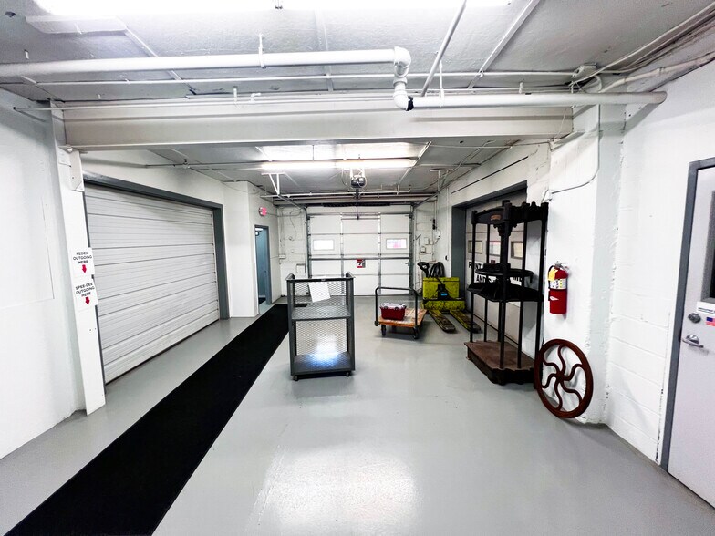 More Photos Of 1050 SE 33rd Ave, Minneapolis Warehouse For Lease