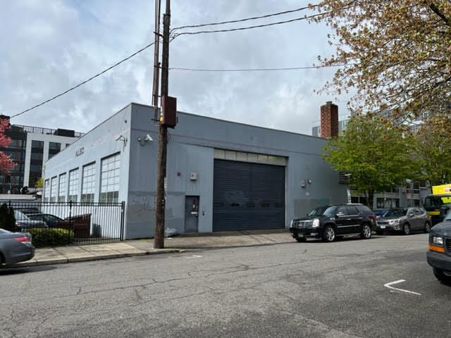 More Photos Of 530 NE Couch St, Portland Light Manufacturing For Lease