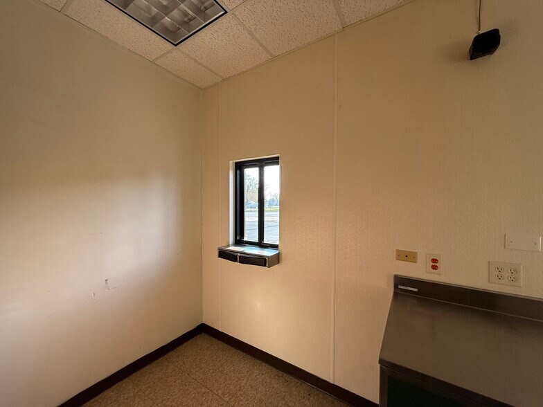 More Photos Of 304 S Obannon St, Raymond Fast Food For Lease