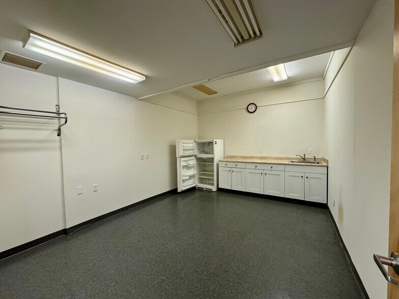 More Photos Of 1320 Lincoln Ave, Holbrook Warehouse For Lease