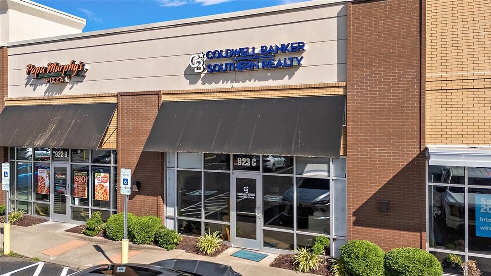 More Photos Of 923 Nashville Pike, Gallatin Storefront Retail Office For Lease