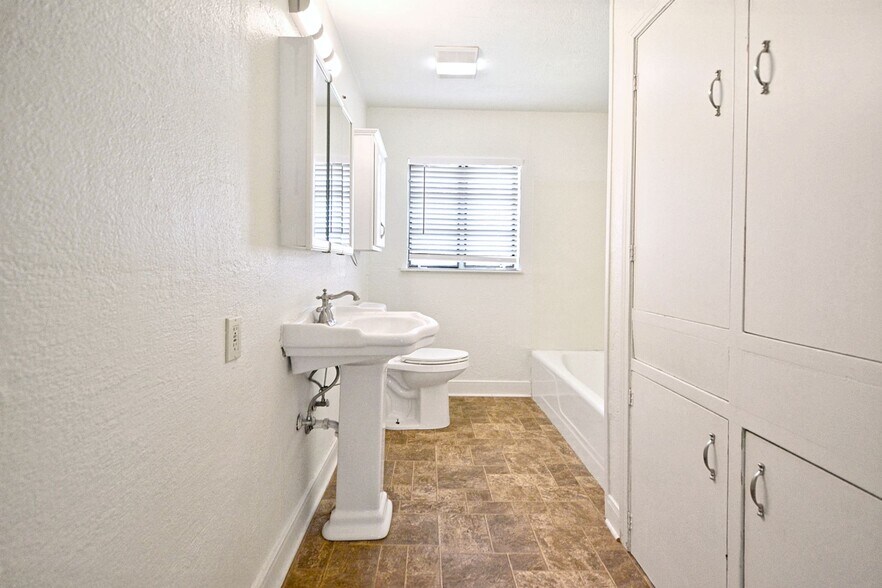 More Photos Of 268 E Mill St, New Braunfels Medical For Lease