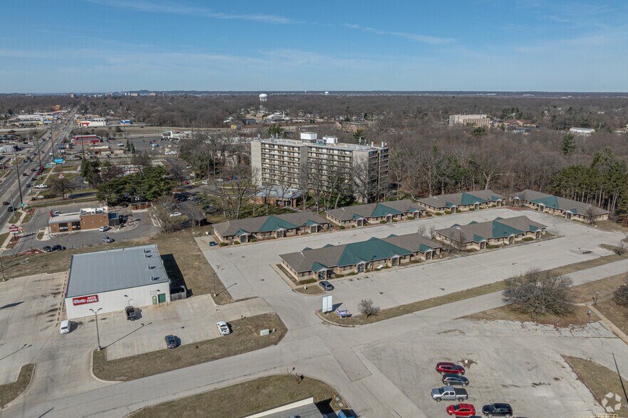 More Photos Of 957 Brookhaven Ct, Muskegon Office For Sale