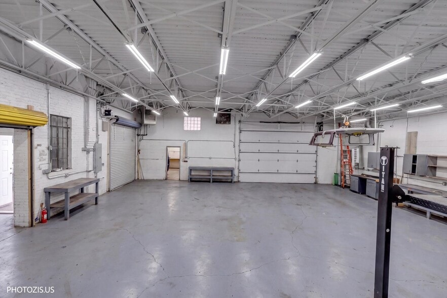 More Photos Of 4257 W Montrose Ave, Chicago Flex For Sale