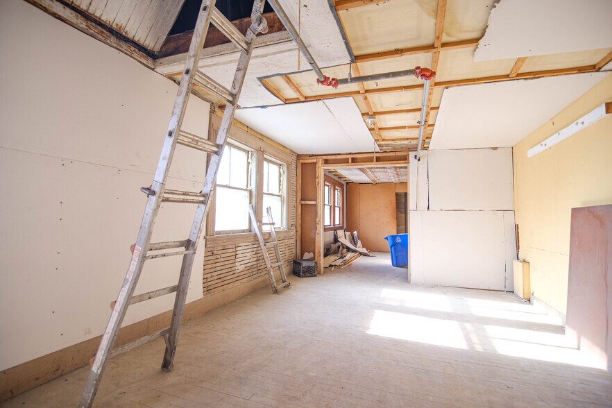 More Photos Of 8-10 E Hoosac St, Adams Restaurant For Lease