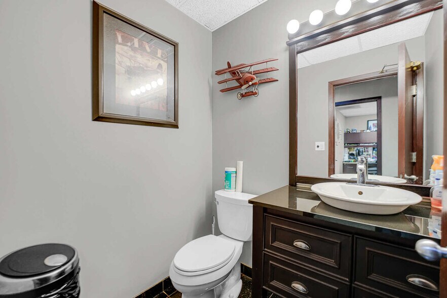 More Photos Of 1175 Jansen Farm Ct, Elgin Warehouse For Sale