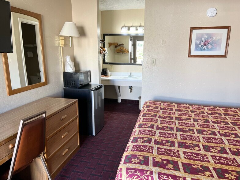 More Photos Of 1103 E B St, McCook Hotel For Sale