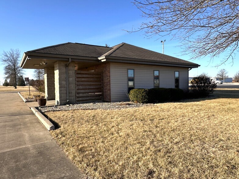 More Photos Of 220 SW 5th St, Woodhull Medical For Sale