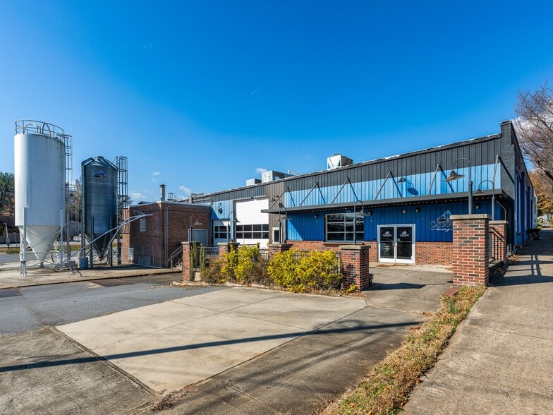 More Photos Of 212 S Green St, Morganton Bar For Sale