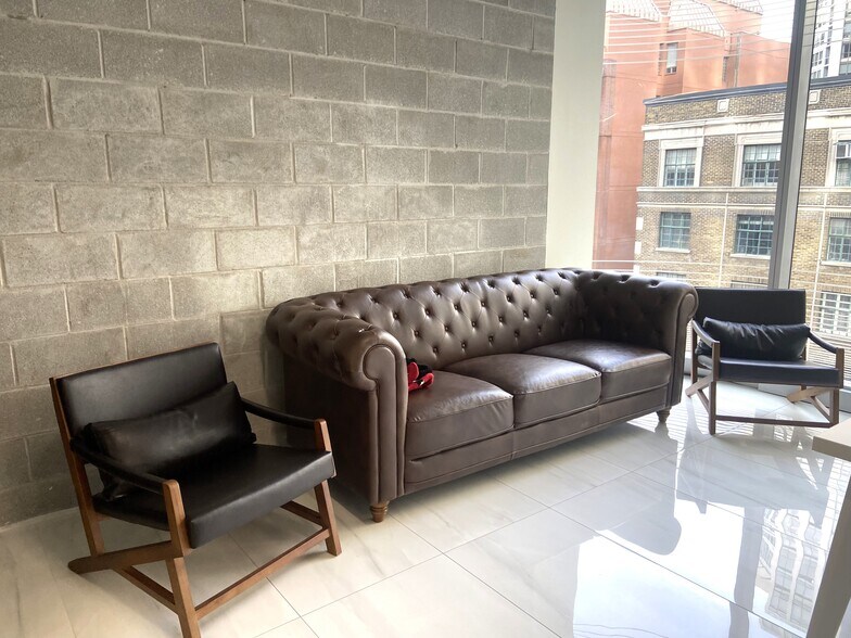 More Photos Of 7 St. Thomas St, Toronto Medical For Sale