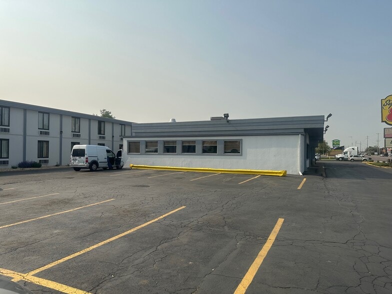 More Photos Of 2080 Mannheim Rd, Northlake Hotel For Sale