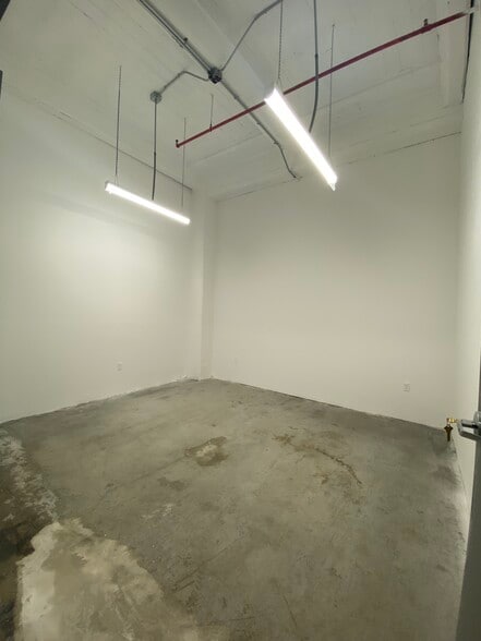 More Photos Of 901 E 31st St, Los Angeles Manufacturing For Lease
