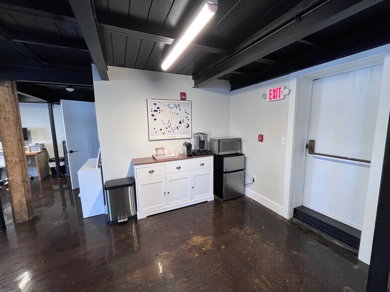 More Photos Of 112 Parker St, Newburyport Research And Development For Lease