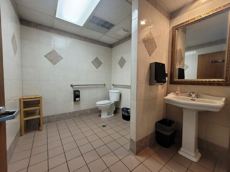 More Photos Of 3311-3313 81st St, Lubbock Medical For Lease