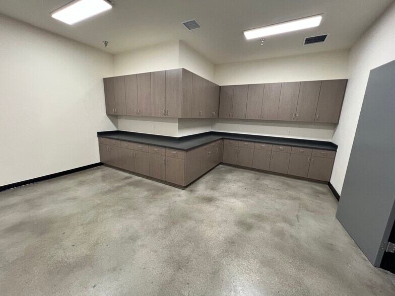 More Photos Of 1926 E 14th St, Los Angeles Warehouse For Lease