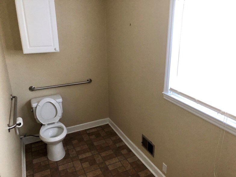 More Photos Of 1090 Boiling Springs Rd, Spartanburg Office For Sale