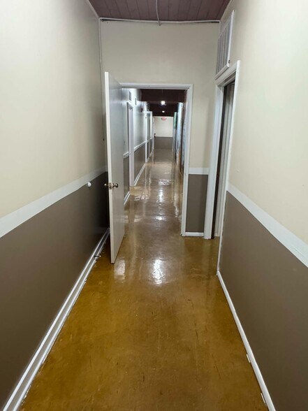 More Photos Of 1810 E Broadway Ave, Enid Flex For Lease