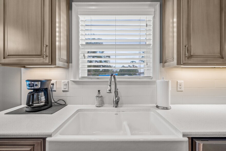 More Photos Of 10351 Chemstrand Rd, Pensacola Office For Sale