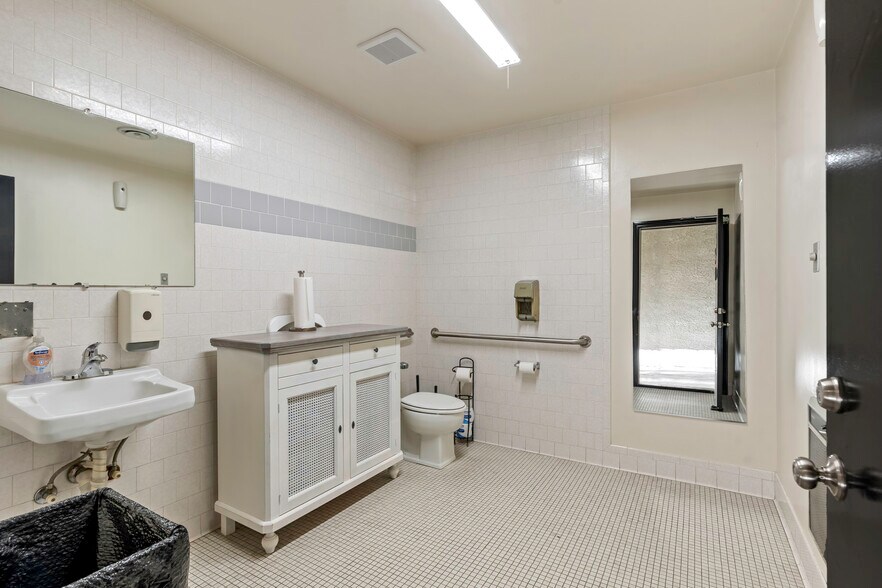 More Photos Of 4600 W American Ave, Bakersfield Office For Sale