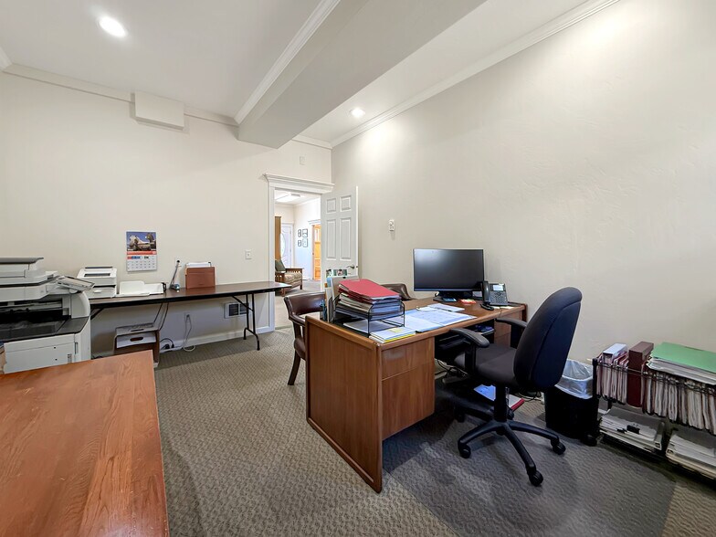 More Photos Of 624 Fleet St, Brookings Office For Sale