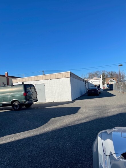 More Photos Of 426 E Main St, Patchogue Warehouse For Lease