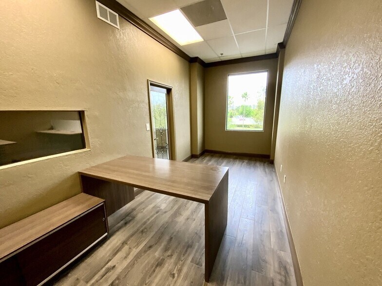 More Photos Of 7075 Kingspointe Pky, Orlando Showroom For Lease