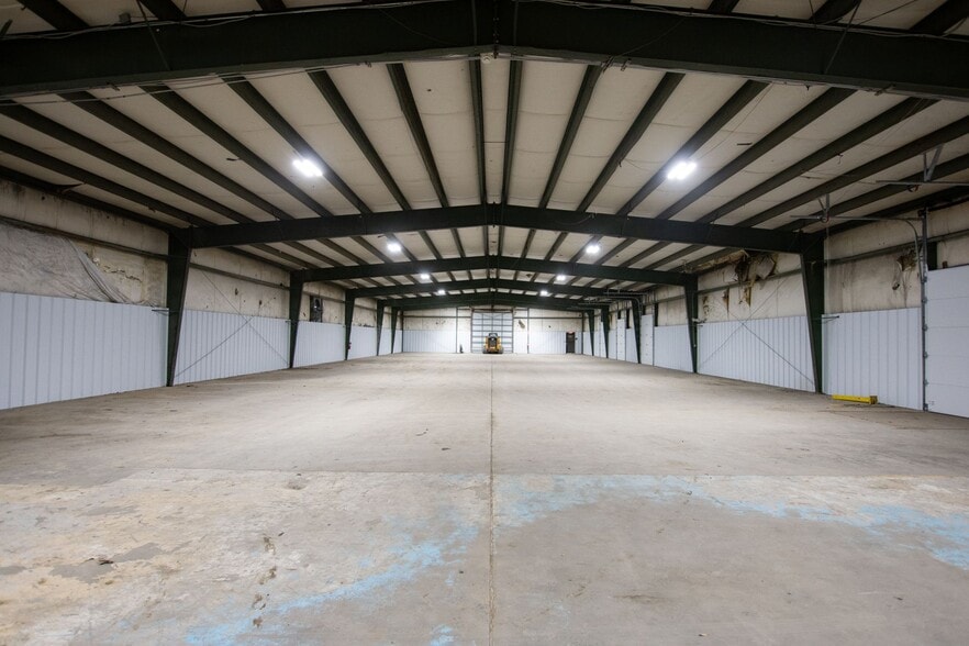 More Photos Of 1832 University Commercial Pl, Charlotte Warehouse For Lease