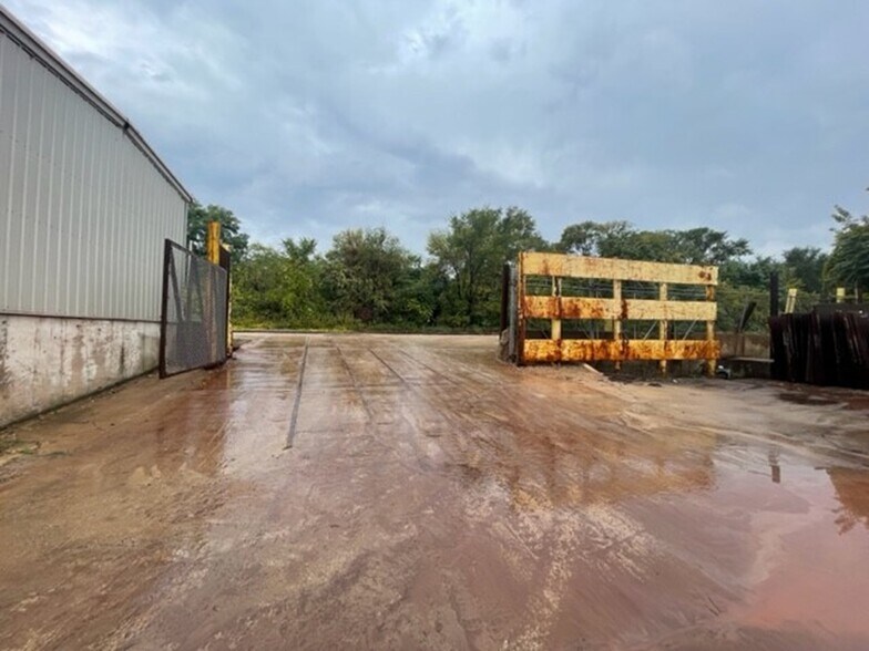 More Photos Of 1025 School St, Rockford Warehouse For Sale