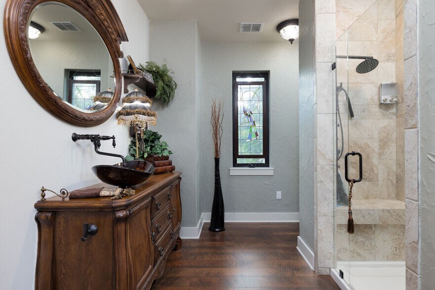 More Photos Of 504 Tivy St, Kerrville Flex For Sale