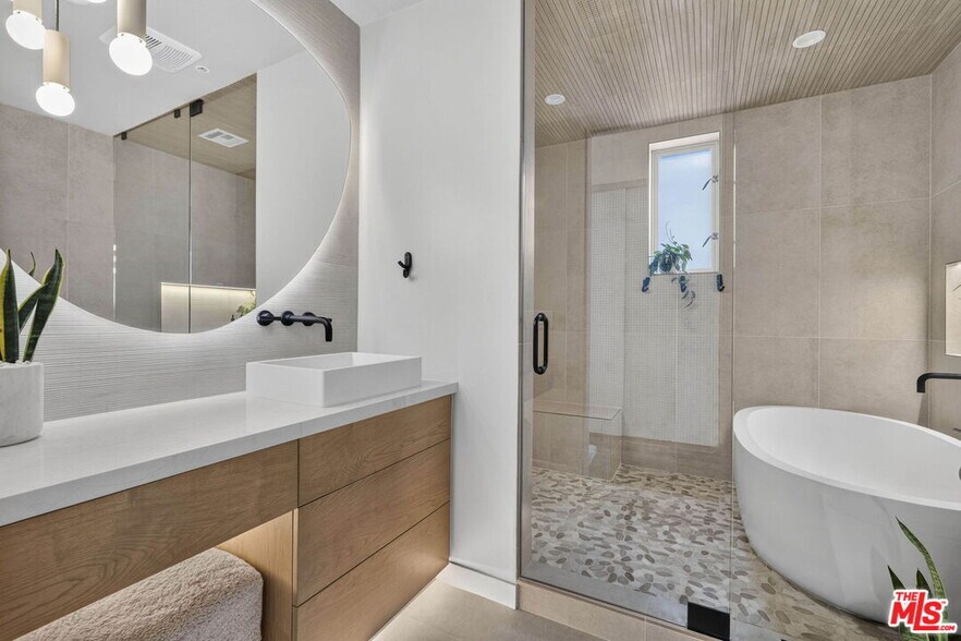 More Photos Of 2120 Narcissus Ct, Venice Office For Sale