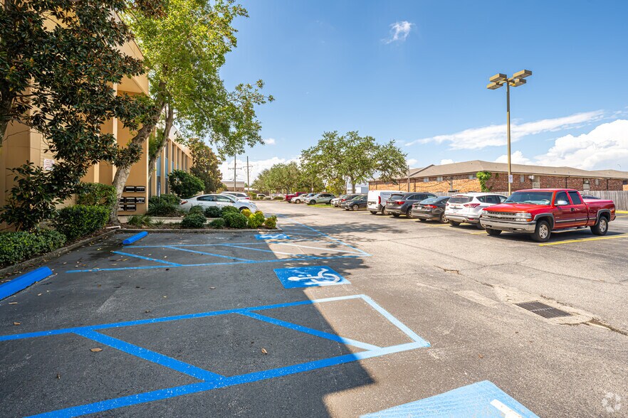 More Photos Of 2200 Veterans Memorial Blvd, Kenner Office For Lease