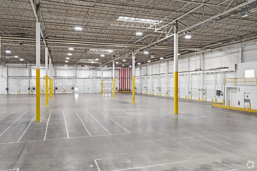 More Photos Of 5455-5555 Darrow Rd, Hudson Distribution For Lease