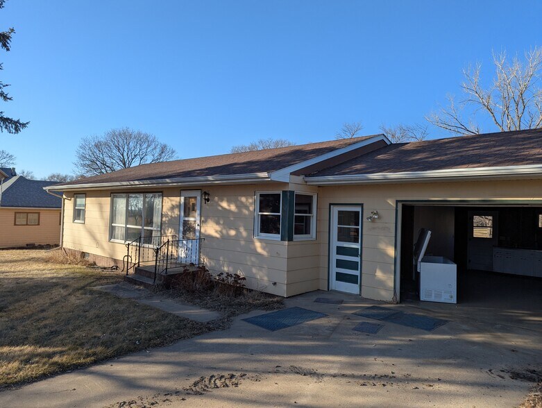 More Photos Of 340 Elm St E, Canova Sports And Entertainment For Sale