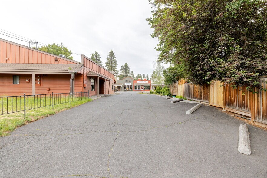 More Photos Of 220 W Cascade Ave, Sisters Storefront Retail Office For Lease