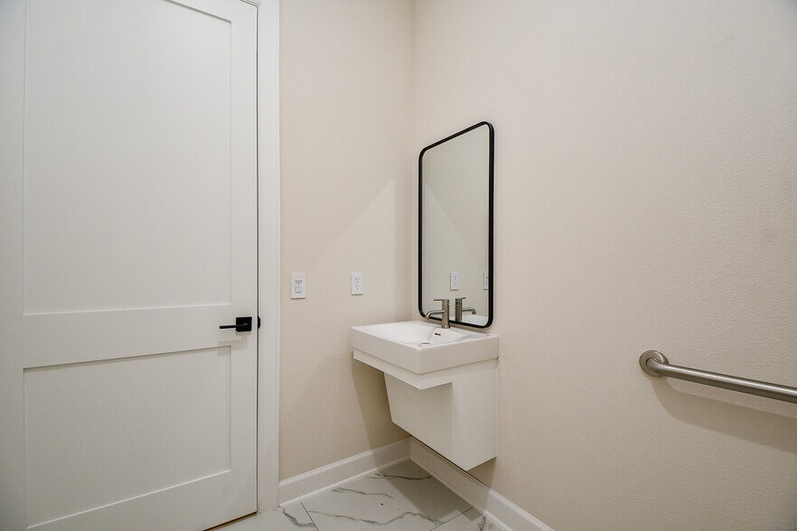 More Photos Of 1325 Main St, Katy Office For Lease