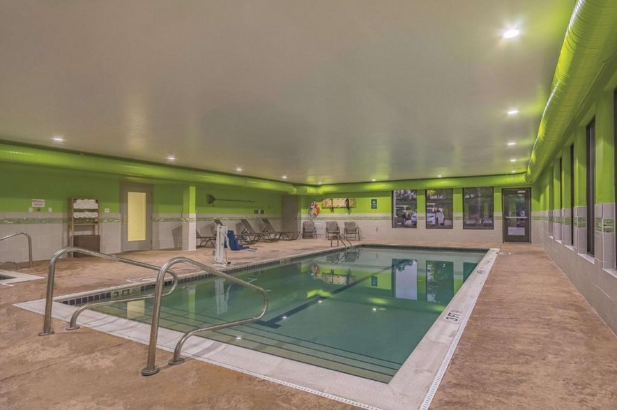 More Photos Of 25105 Country Club Blvd, North Olmsted Hotel For Sale