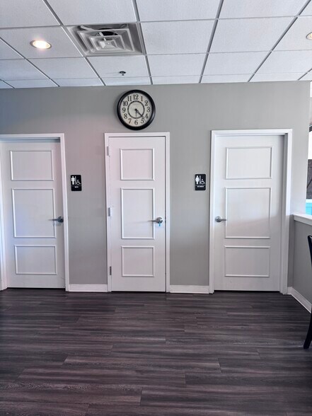 More Photos Of 413 NW Murray Rd, Lee's Summit Flex For Lease