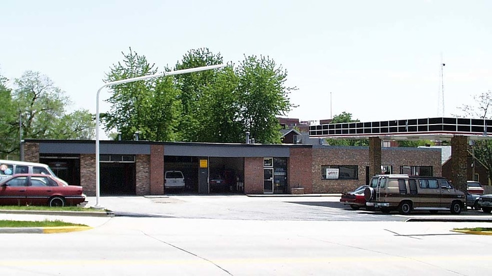 More Photos Of 510 N 5th St, Saint Charles Freestanding For Lease