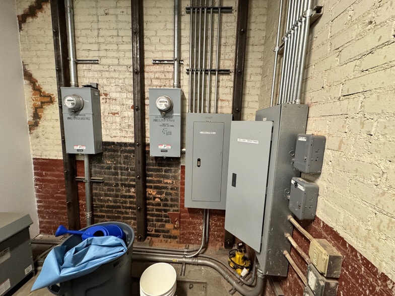 More Photos Of 585 E Thompson Blvd, Ventura Restaurant For Sale