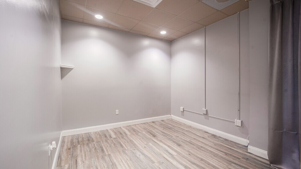 More Photos Of 1804 N Dixie Hwy, West Palm Beach Office For Sale