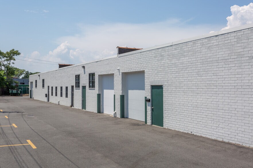 More Photos Of 40 Brook Ave, Deer Park Warehouse For Lease