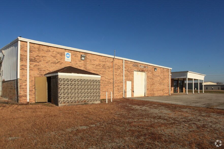 More Photos Of 302 E Happy Valley St, Cave City Light Distribution For Lease