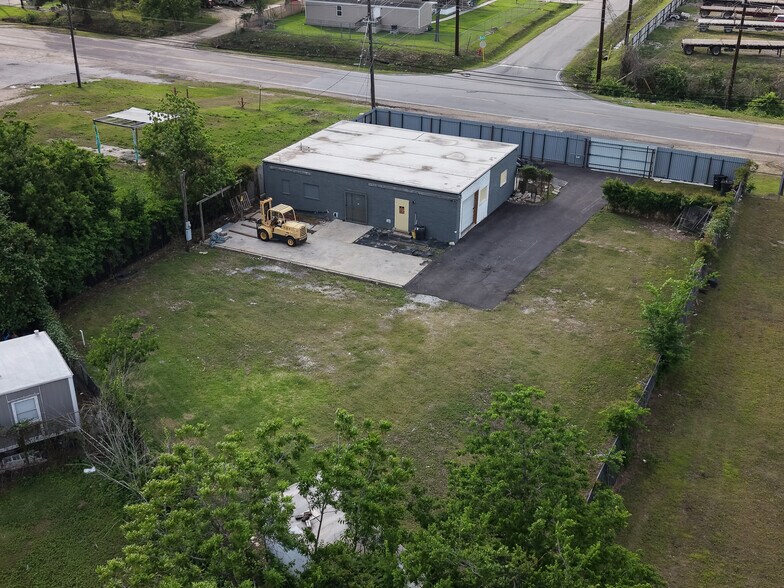 More Photos Of 16526 Market St, Channelview Showroom For Sale
